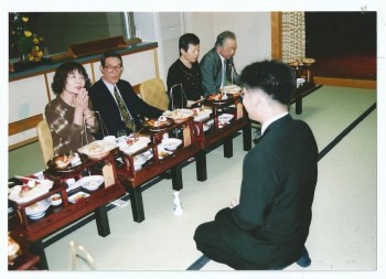 Просит благословения  у  родителей  спрашиваю  а  ты  что не рядом?  А  я  языка не знаю