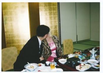 целуются  на  свадьбе  и  у нас  и  у них