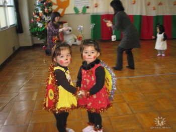 на  развивашках  костюмы  там не делают на новый год  доча  делала все  4 года