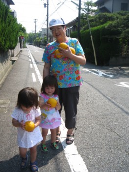 Просто  шли мимо просто  незнакомые люди  угостили  апельсинами,как  можно детей  не любить  любой национальности???