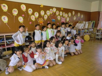 Вот детки  в саду