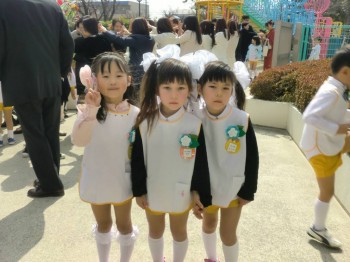 Там  еще  ранец  пенал или бутылка для воды на ремешке .