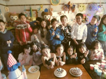 вот  гости  на дне  рождения  мальчик один  с папой пришел т к  теряет сознание  вот отец его контролирует  крупный мальчик  их  одноклассник   выглядит как  старший братДети  всех  национальностей .