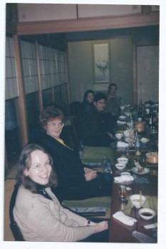 Со  мной  рядом Таня  переводчица  тоже  с Иркутска  как попала  в Японию не знаю  но  универ вместе с зятем  закончила.