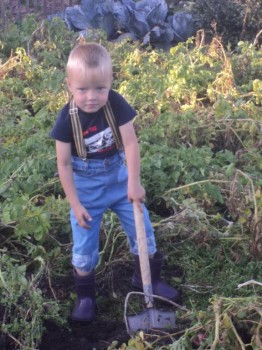 Солнечного настроения тем, кто ищет своих детей  - витя копает2.jpg