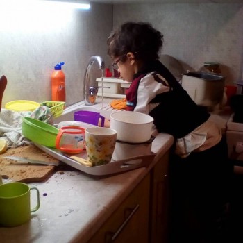 Солнечного настроения тем, кто ищет своих детей  - Витя с посудой.jpg