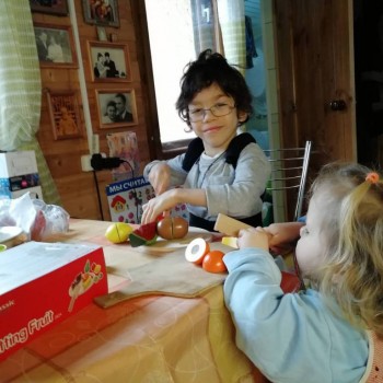 Солнечного настроения тем, кто ищет своих детей  - Витя с сестрой.jpg