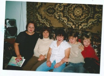 а вот так  у  нас  было  с  августа до ноября  куча дочиных  подружек  Ребенышу  некогда было  устраивать адаптацию