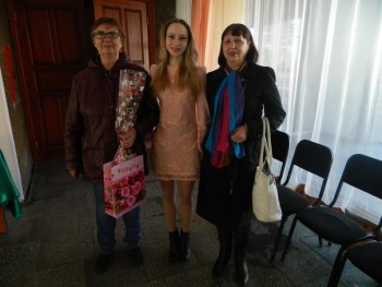 счастливое дитё  между двух  мам