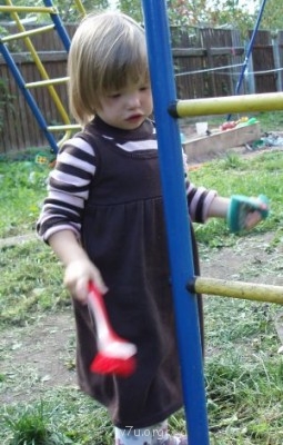 так Лиза мыла детские горки на даче))