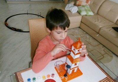 Это мы башенку раскрашиваем, электрические цепи изучали...