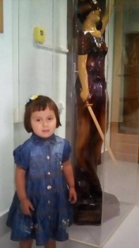 Лиза с нами в суде...