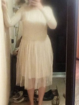 Сверху тонкий типа свитерок, оч приятный на ощепь, внизу тонкая юбка и сверху эта полупрозрачная ткань, название которой я не помню. Неплохо.