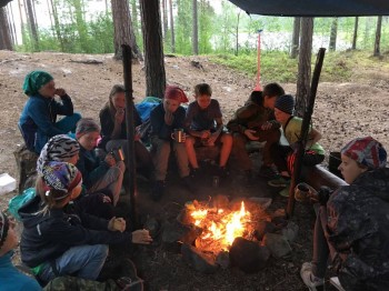 Вечерние посиделки у костра.