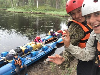 Улыбки вожатых на прощанье.