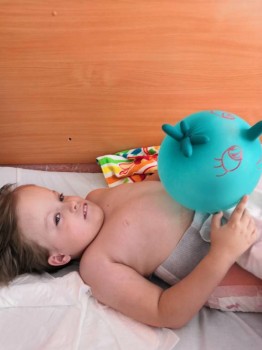 Отходит от наркоза. Шарик из хирургической перчатки - привет от анестезиологов и хирургов.