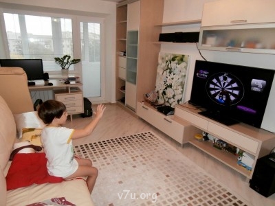 Кинектный дартс. Ох, и трудно попасть с такой моторикой руки...