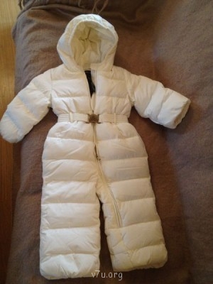 40% - пух, 60% - "перо водоплавающей птицы" )) на ощупь - тепленький - в Сибирь все-таки едем. Цвет конечно маркий, но он такой красивенький - я не удержалась. Его можн стирать и даже сушить в машинке можно - при э мнужно кижать в сушилку теннисные мячики, чтоьы не перо не лезло, что-то я н догоняю как это работает, и что прям реально теннисные мячики... вот я сейчас посувствовала сеья натуральной блондинкой... не понимаю какая взаимосвязь межлу теннисным мячиком и пуховым комбинезрном - но если ниписано кидать - я кину )))