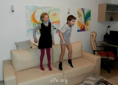 Это они перед кинектом до употения скачут... бедный диван...