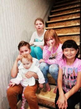 Солнечного настроения тем, кто ищет своих детей  - дома на лестнице.jpg