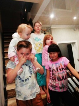 Солнечного настроения тем, кто ищет своих детей  - на лестнице 2.jpg