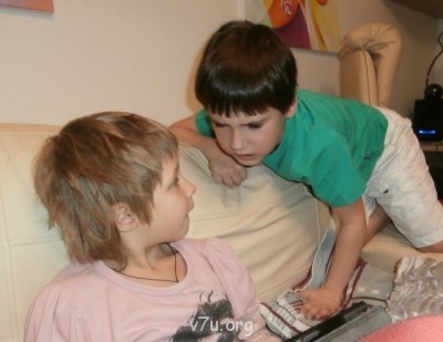 Ну, вот чего морда такая сердитая?.. А потому, что не хотят пользоваться его компетентностью