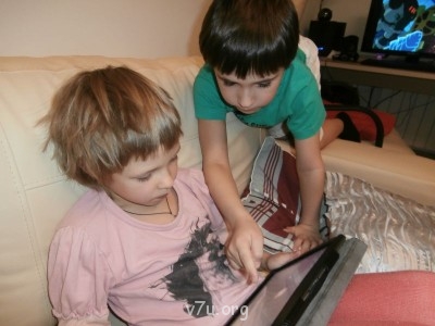 Он же все знает. Он все сейчас покажет...