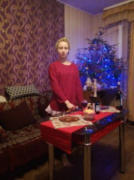 в доме  убрать  стол  приготовить сама аккуратистка вот это  ее