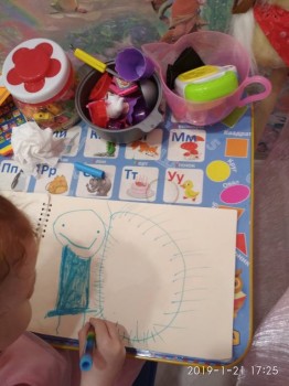 Это мама вышла на улицу и солнышку улыбается.