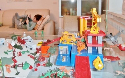 Город разрушен повстанцами. Строитель-повстанец отдыхает...