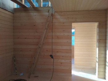 Место будущей лестницы и коридорчик с краем входа в санузел