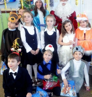 Вот и весь Димкин класс... (Няня фотала, поэтому Дед Мороз без головы получился)