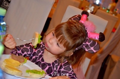 жирафик думает, что бы кусить сначала)))