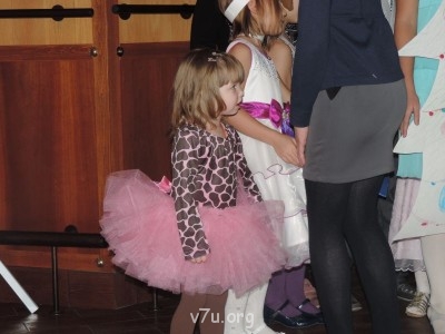 в толпе детей