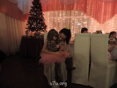 Лиза с аниматором-девочкой, розочку нюхают)