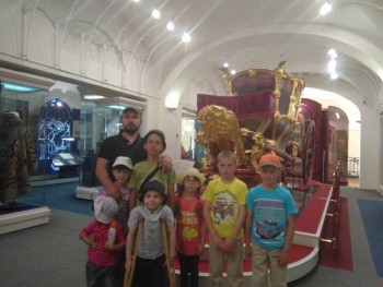 Возле кареты)