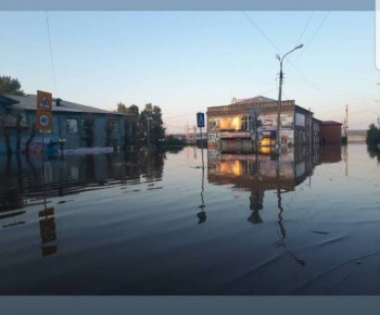 Центр  города .Здесь собирались   день молодежи  отмечать вода  празднует