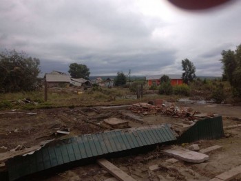 ПОСЛЕДНИЕ  четыре  фото  я делала  позавчера  шла по  улице  юбилейной  на которой  не было просвета  от  домов  и  вот что осталось