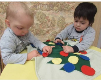 Максим слева с мальчиком из своей группы. Они с ним часто вместе гуляют