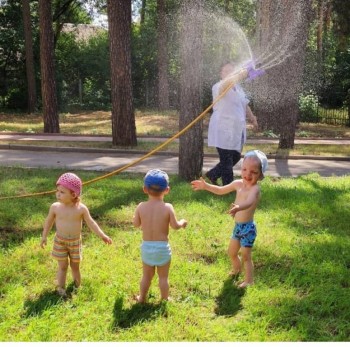 Максим справа в июне. Не очень ему нравится закаливание :)