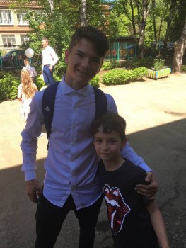 С самым младшим братом)