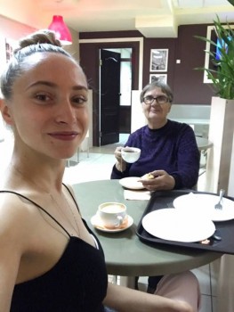 Младшенькая  маму  пригласила позавтракать в Иркутске