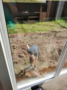 Санек мучается. На море отказался загорать, так здесь за два дня почернела шея