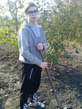 Солнечного настроения тем, кто ищет своих детей  - в саду.jpg