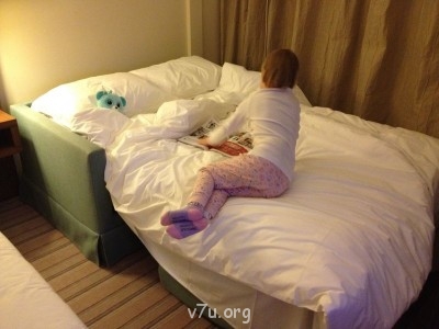 Первая ночь в отеле. Уложили Вику спать в 8 вечера, в 9 она уже спала. Поняли утром в 7 и на самолет.