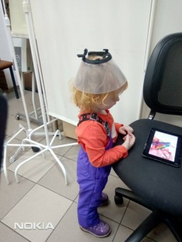 В ветклиника . "Шапочка" снята с кота. Если бы не планшет , не знаю как бы мы выдержали 2,5 часа.