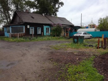 Вот   в  этом  доме  я  прожила  30  лет...Старый  страшненький  но  там  же  вся жизнь прошла  и  не  страшная  хоть я  похоронила  в  нем  двух  дорогих  мне людей  мужа  и  маму.И  еще  бы  жила   и  о  новом  не  мечтала бы  никогда  но  так  получилось....