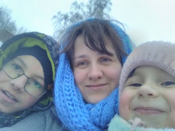 Сделали фото пока " мамочки" устроили фотосессию с остальными)) Ильмирчик, я и Лиза))