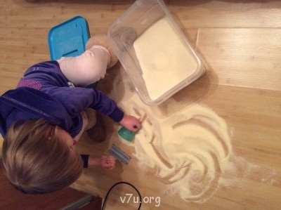 Наша мини-песочниа:))) кажется кто-то засыпают огребёт савочком:)))))