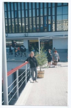 ПО  ВСЕМУ     мосту эти  елочки  стояли  в  кадушках  дома   тоже  красили...